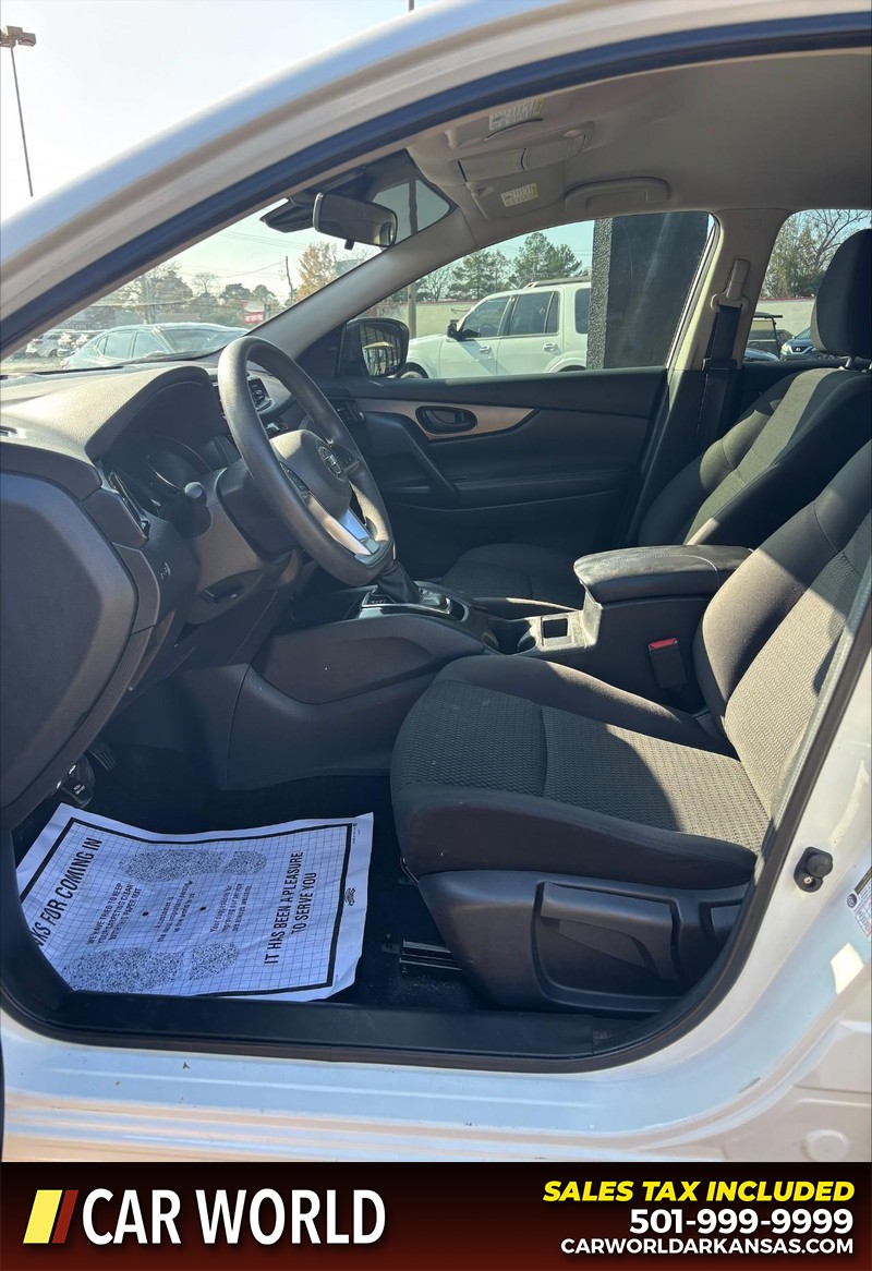 Nissan Rogue Sport Vehicle Full-screen Gallery Image 13