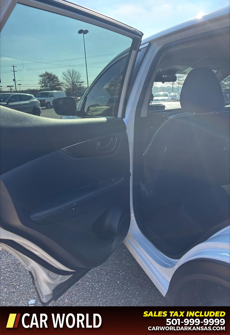 Nissan Rogue Sport Vehicle Full-screen Gallery Image 14