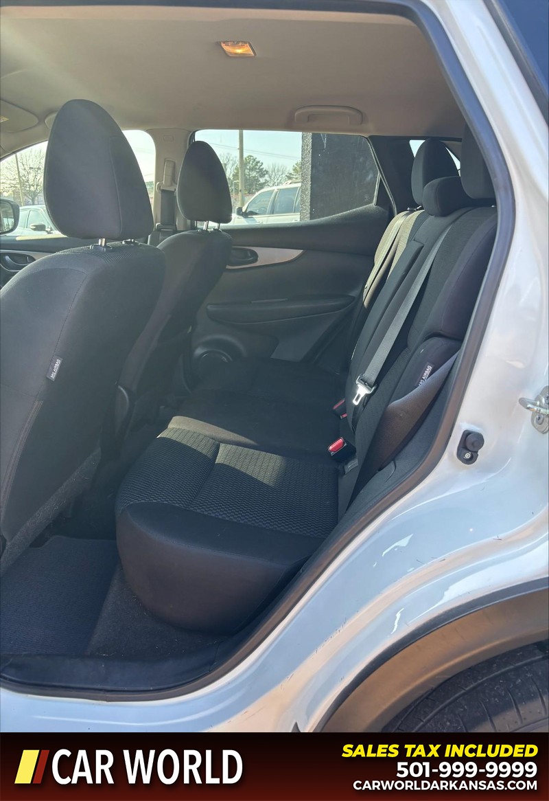 Nissan Rogue Sport Vehicle Full-screen Gallery Image 15