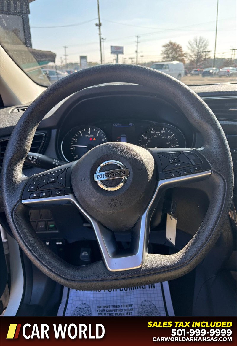 Nissan Rogue Sport Vehicle Full-screen Gallery Image 19