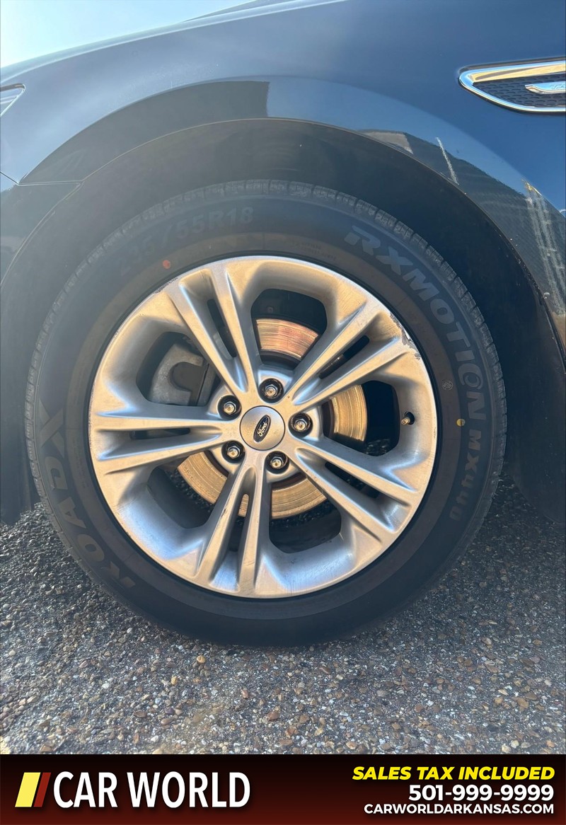 Ford Taurus Vehicle Full-screen Gallery Image 11