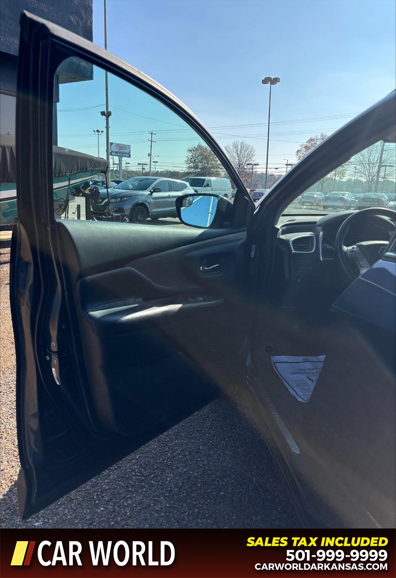 Nissan Murano Vehicle Full-screen Gallery Image 12