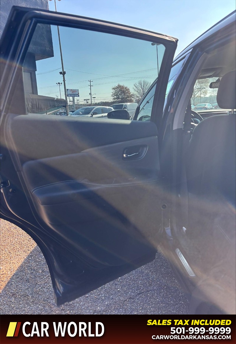 Nissan Murano Vehicle Full-screen Gallery Image 14