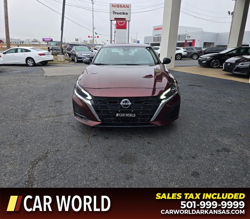 Nissan Altima Vehicle Full-screen Gallery Image 2