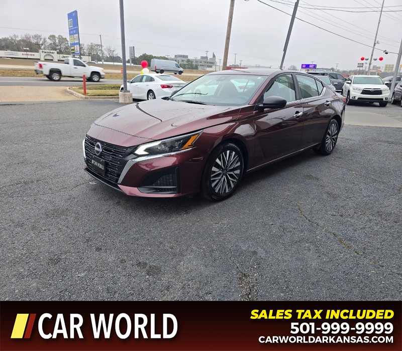 Nissan Altima Vehicle Full-screen Gallery Image 3