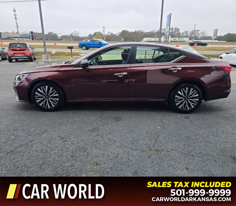 Nissan Altima Vehicle Full-screen Gallery Image 4