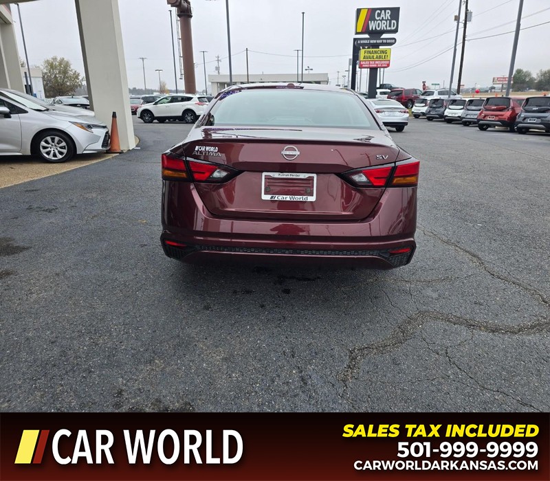 Nissan Altima Vehicle Full-screen Gallery Image 5