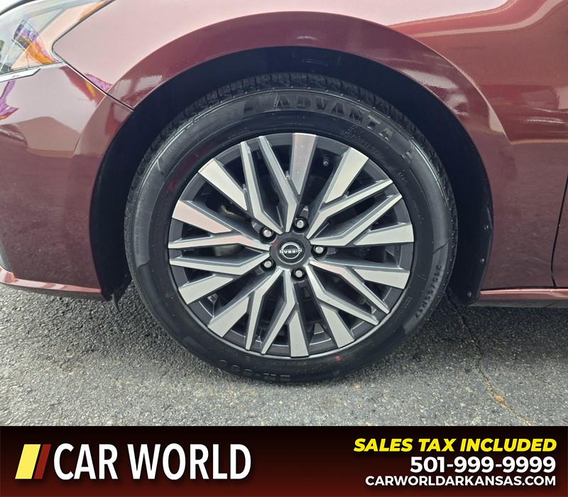 Nissan Altima Vehicle Full-screen Gallery Image 6