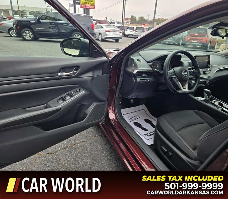 Nissan Altima Vehicle Full-screen Gallery Image 7