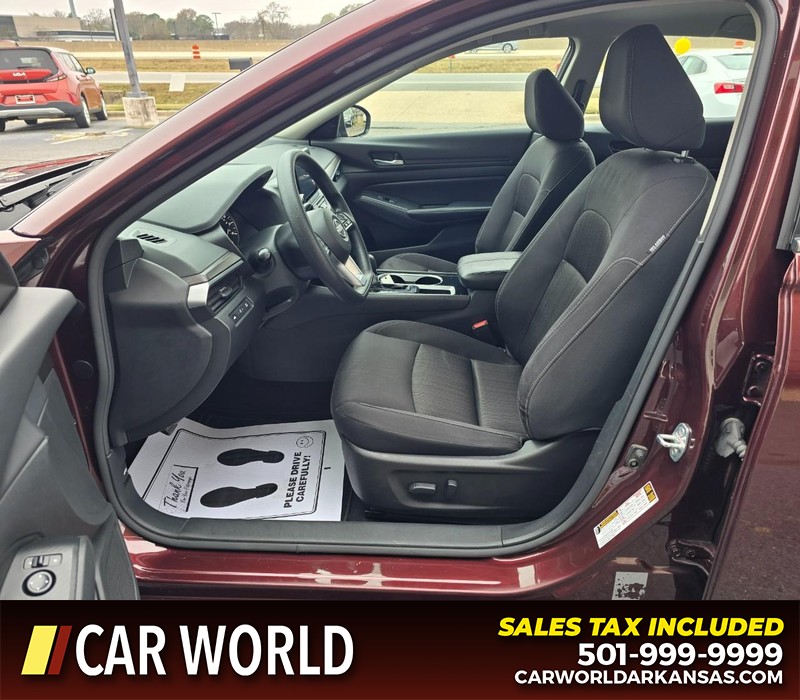 Nissan Altima Vehicle Full-screen Gallery Image 8