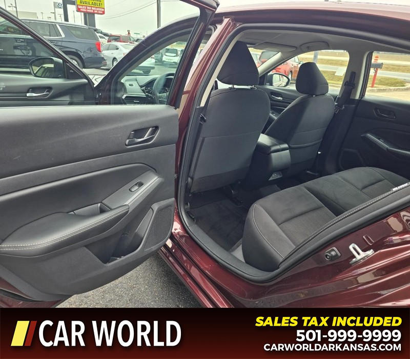 Nissan Altima Vehicle Full-screen Gallery Image 9