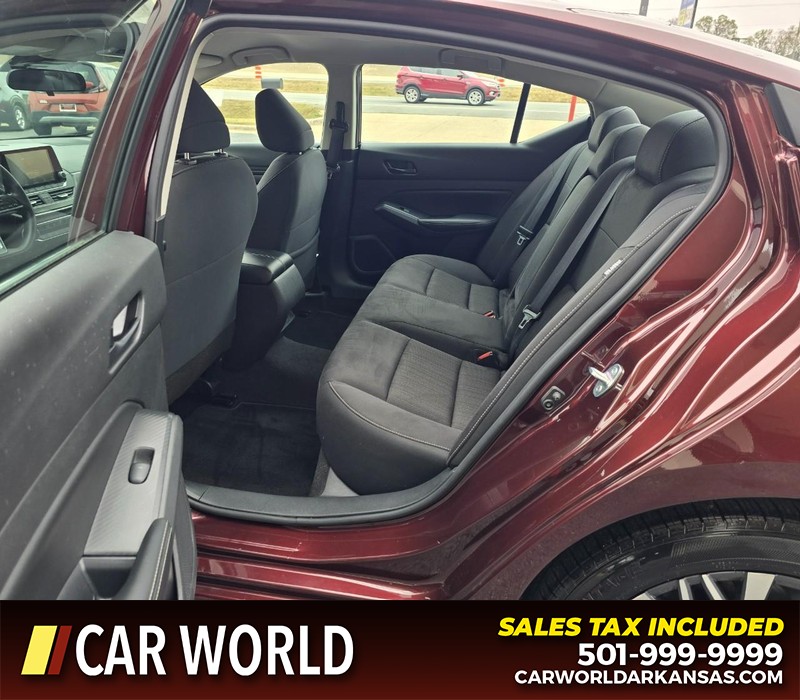 Nissan Altima Vehicle Full-screen Gallery Image 10