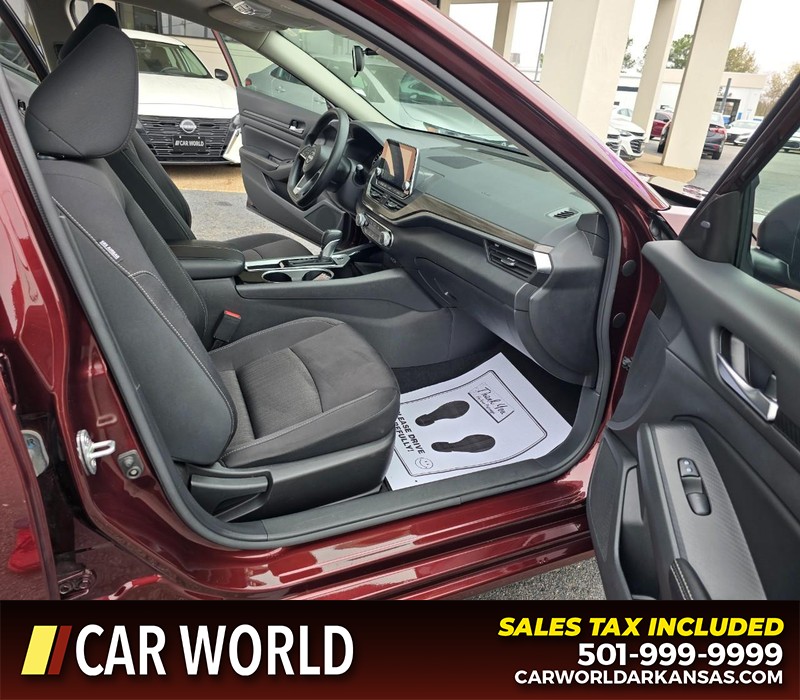 Nissan Altima Vehicle Full-screen Gallery Image 11