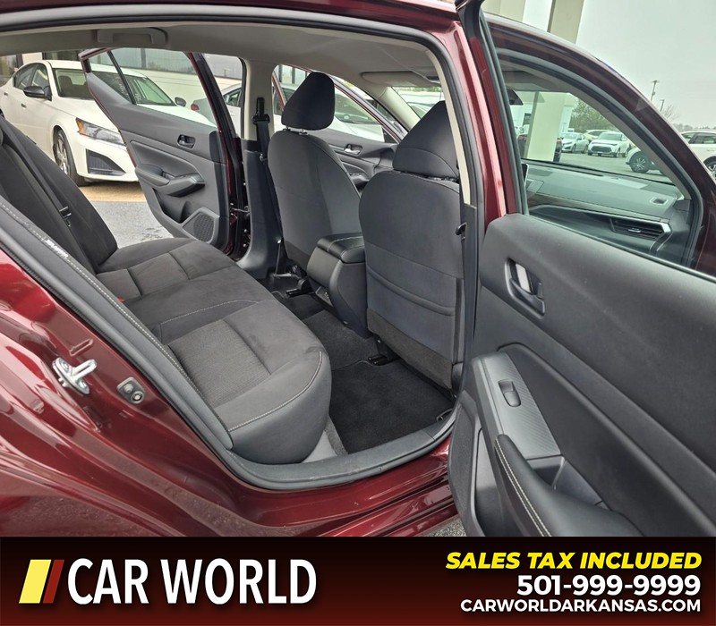 Nissan Altima Vehicle Full-screen Gallery Image 12