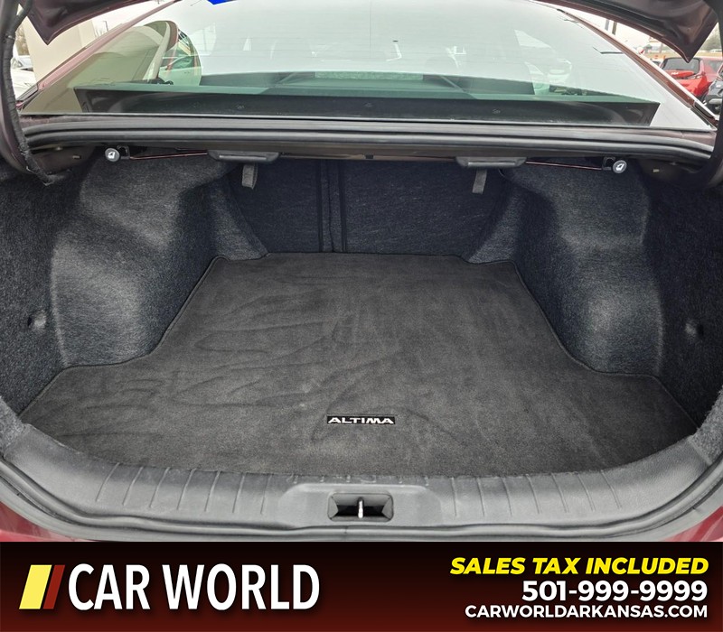 Nissan Altima Vehicle Full-screen Gallery Image 13