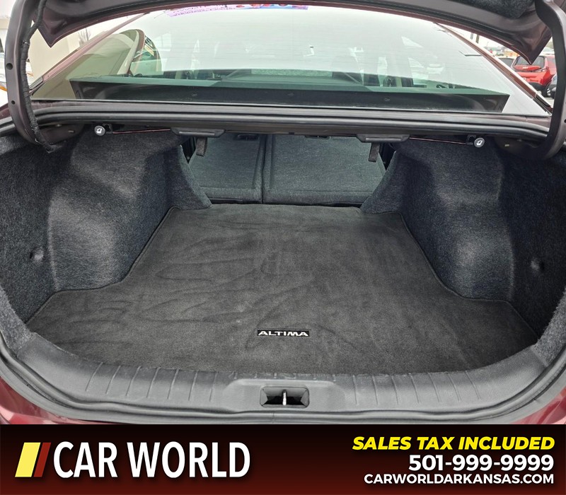 Nissan Altima Vehicle Full-screen Gallery Image 14