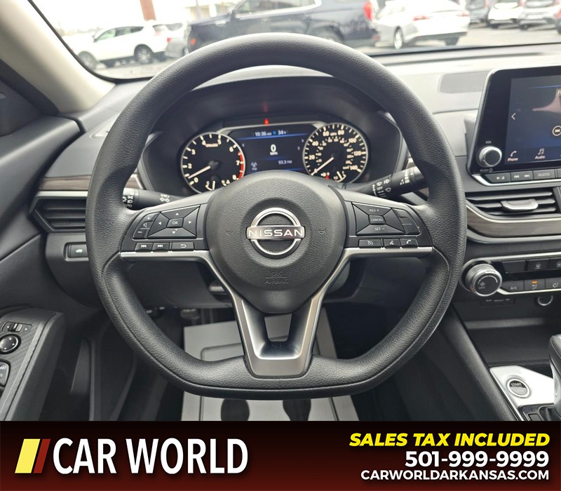 Nissan Altima Vehicle Full-screen Gallery Image 15