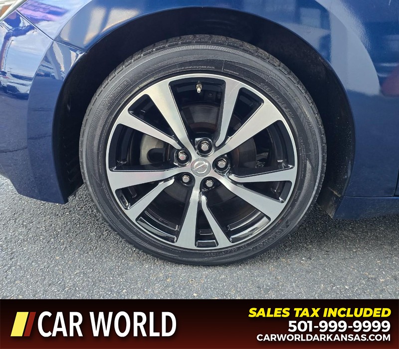 Nissan Maxima Vehicle Full-screen Gallery Image 6