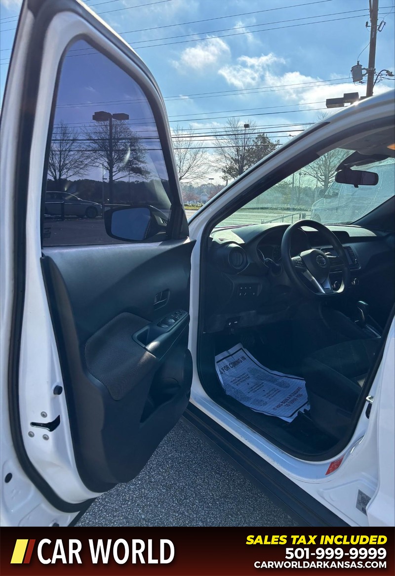 Nissan Kicks Vehicle Full-screen Gallery Image 12