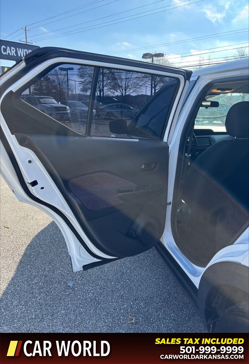 Nissan Kicks Vehicle Full-screen Gallery Image 14