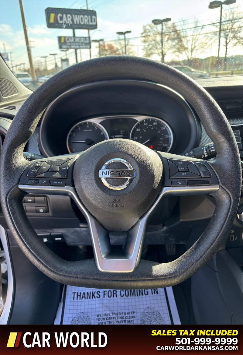 Nissan Kicks Vehicle Full-screen Gallery Image 19