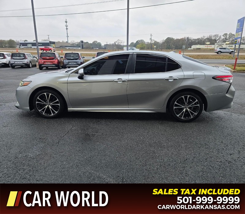 Toyota Camry Vehicle Full-screen Gallery Image 4