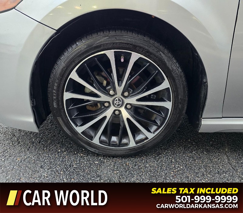 Toyota Camry Vehicle Full-screen Gallery Image 6