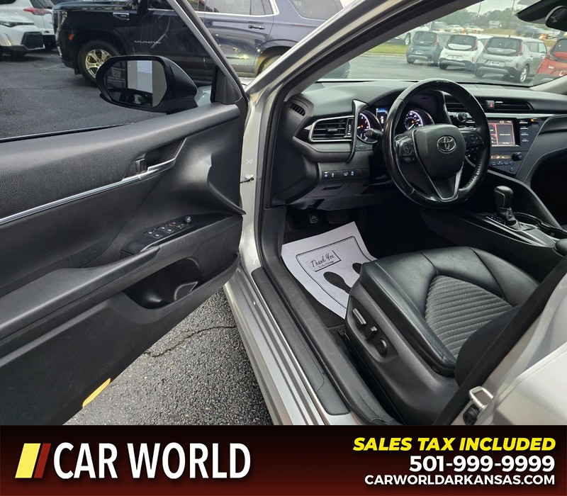 Toyota Camry Vehicle Full-screen Gallery Image 7