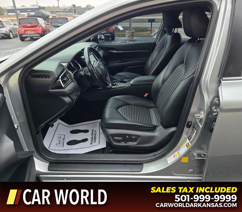 Toyota Camry Vehicle Full-screen Gallery Image 8