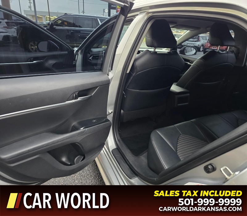 Toyota Camry Vehicle Full-screen Gallery Image 9