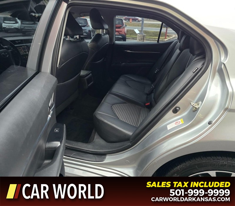 Toyota Camry Vehicle Full-screen Gallery Image 10