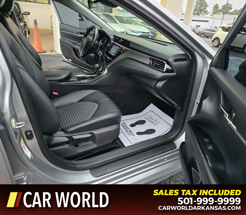 Toyota Camry Vehicle Full-screen Gallery Image 11