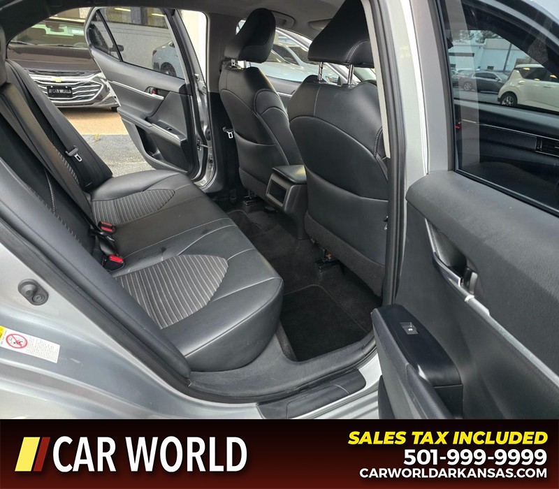 Toyota Camry Vehicle Full-screen Gallery Image 12