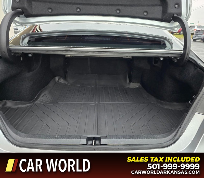 Toyota Camry Vehicle Full-screen Gallery Image 13