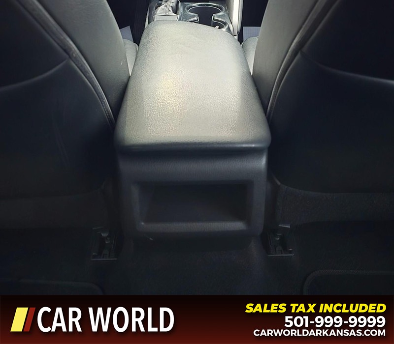 Toyota Camry Vehicle Full-screen Gallery Image 19