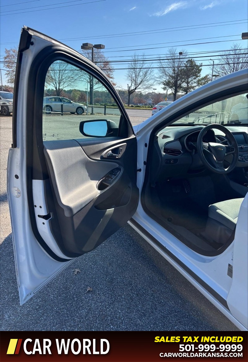 Chevrolet Malibu Vehicle Full-screen Gallery Image 12