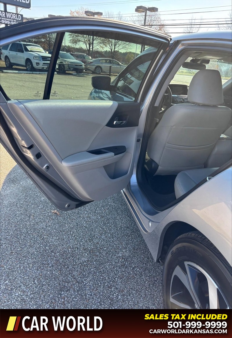 Honda Accord Sedan Vehicle Full-screen Gallery Image 14