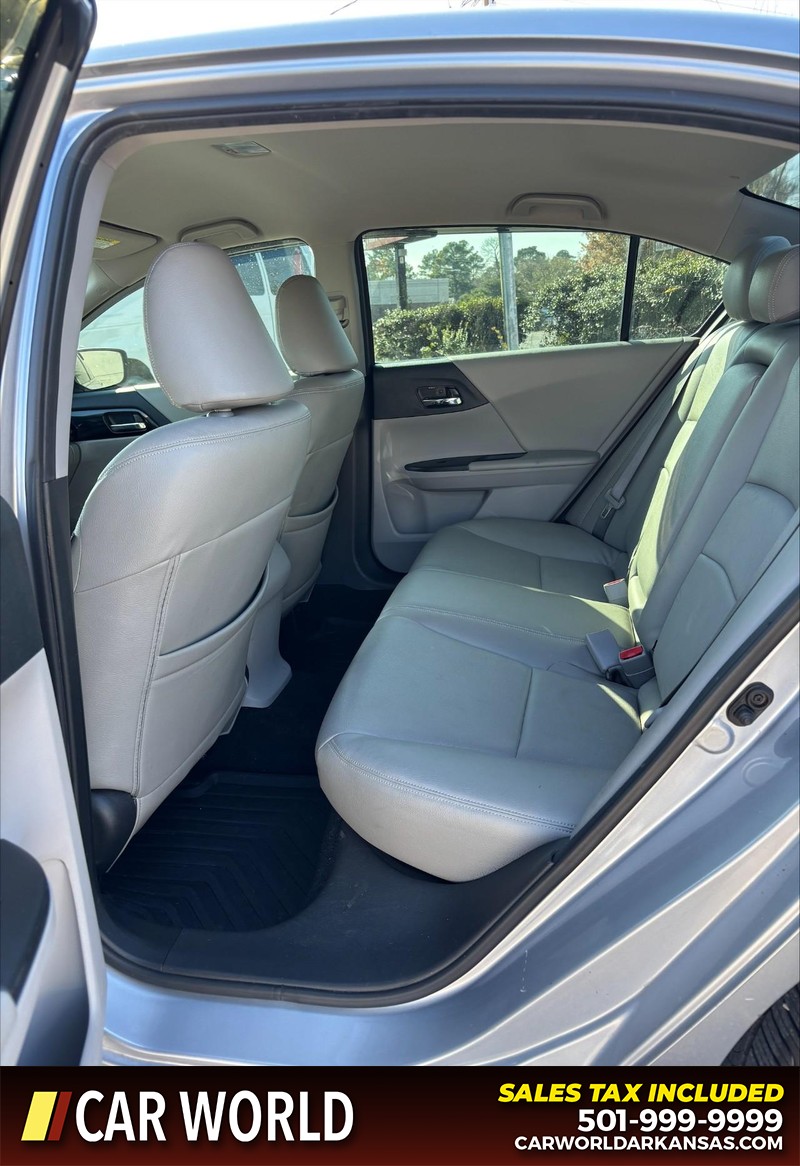 Honda Accord Sedan Vehicle Full-screen Gallery Image 15