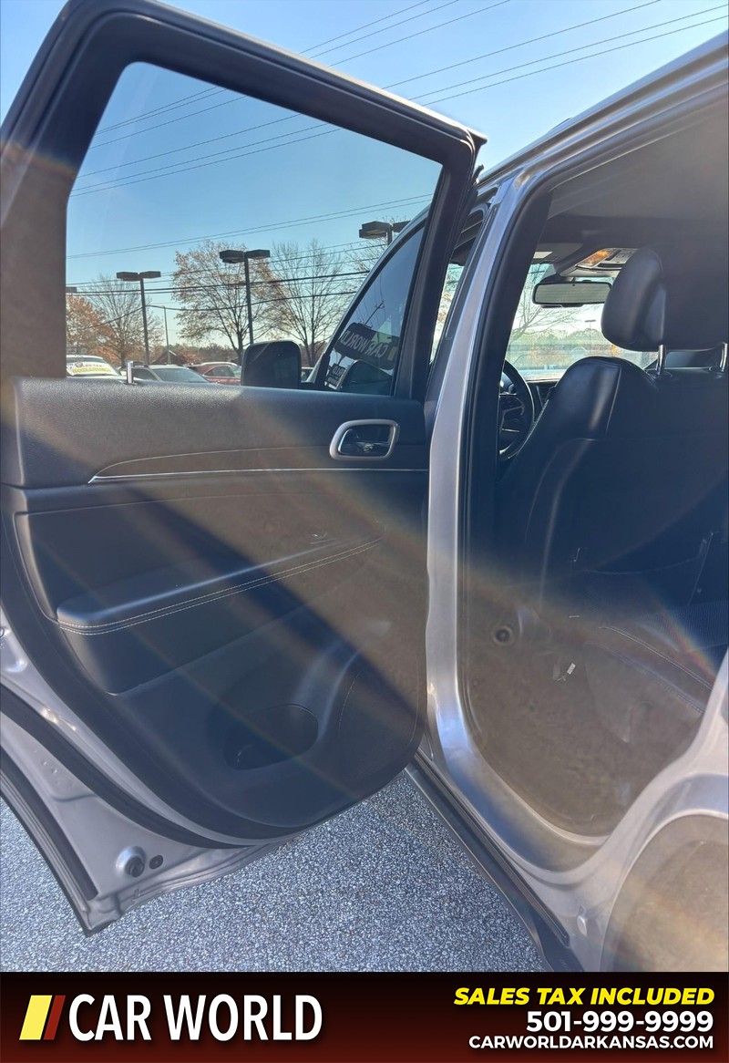 Jeep Grand Cherokee Vehicle Full-screen Gallery Image 15