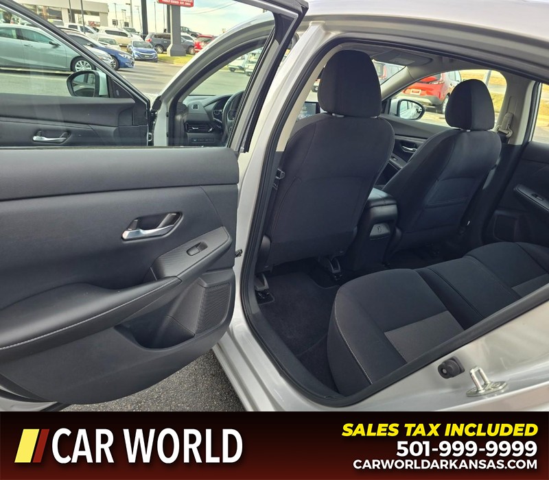 Nissan Sentra Vehicle Full-screen Gallery Image 9