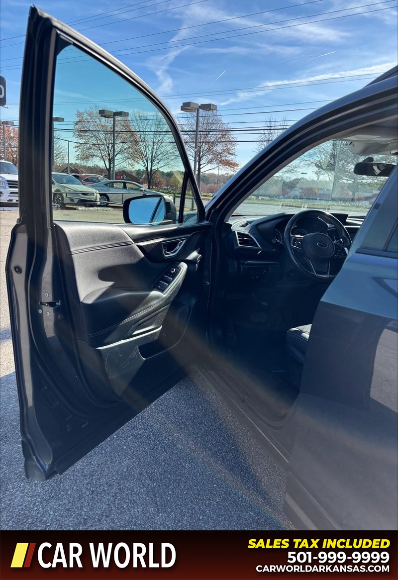 Subaru Forester Vehicle Full-screen Gallery Image 12