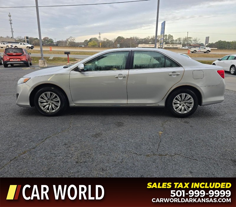 Toyota Camry Vehicle Full-screen Gallery Image 4