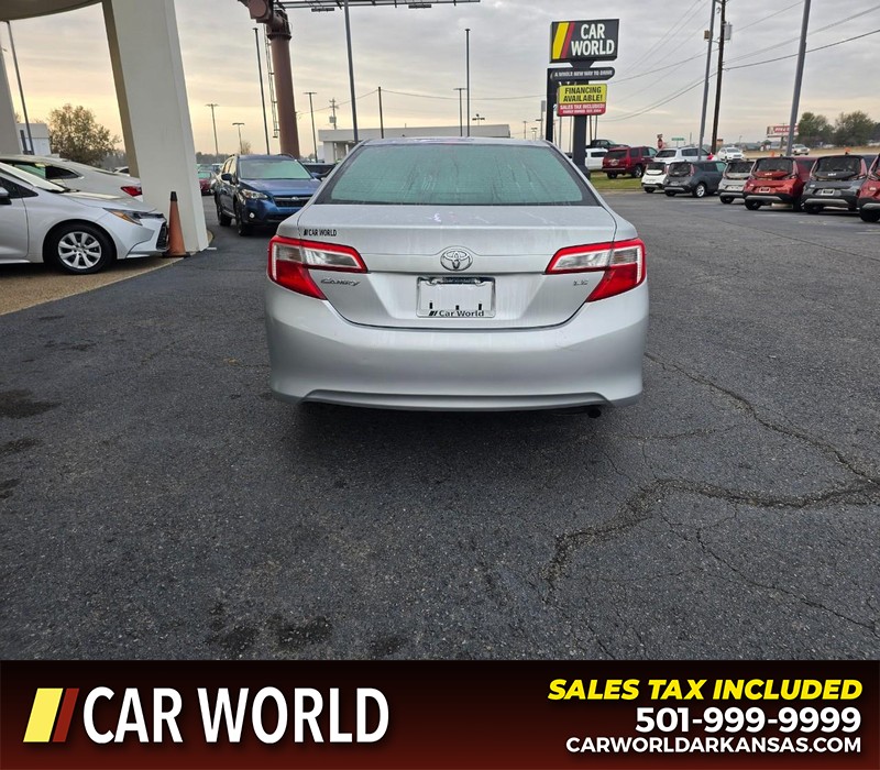 Toyota Camry Vehicle Full-screen Gallery Image 5