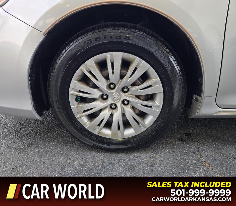 Toyota Camry Vehicle Full-screen Gallery Image 6