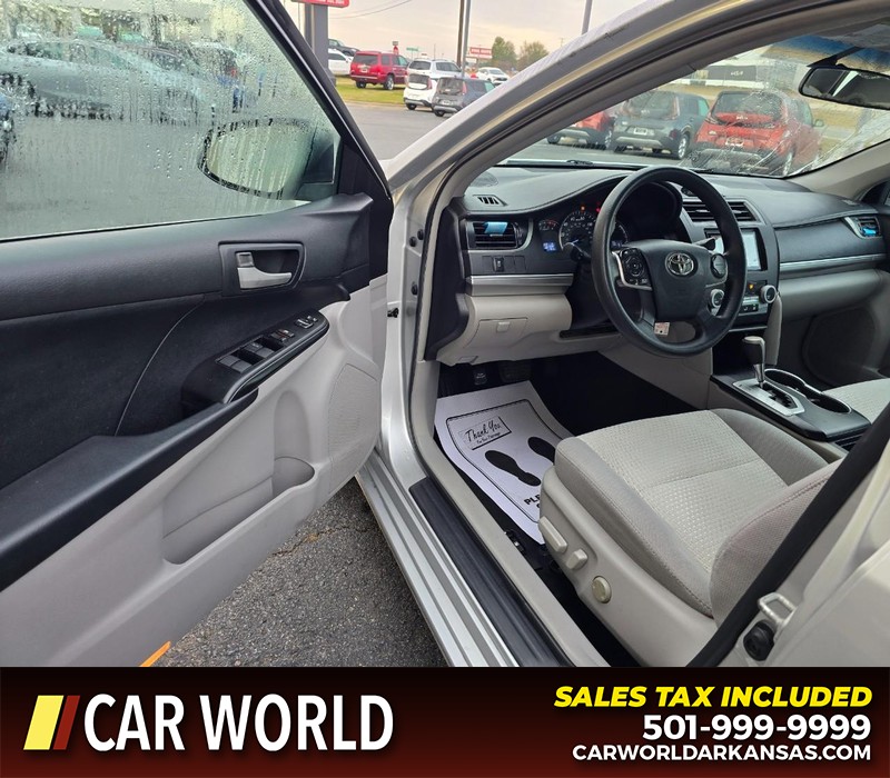 Toyota Camry Vehicle Full-screen Gallery Image 7