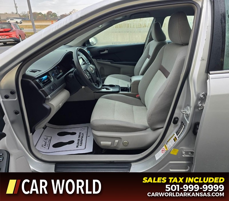 Toyota Camry Vehicle Full-screen Gallery Image 8