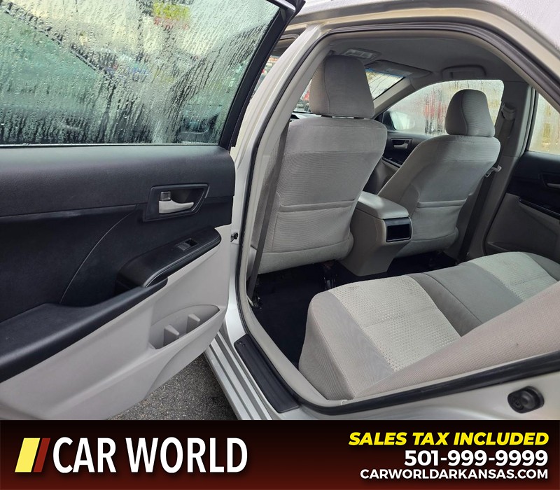 Toyota Camry Vehicle Full-screen Gallery Image 9