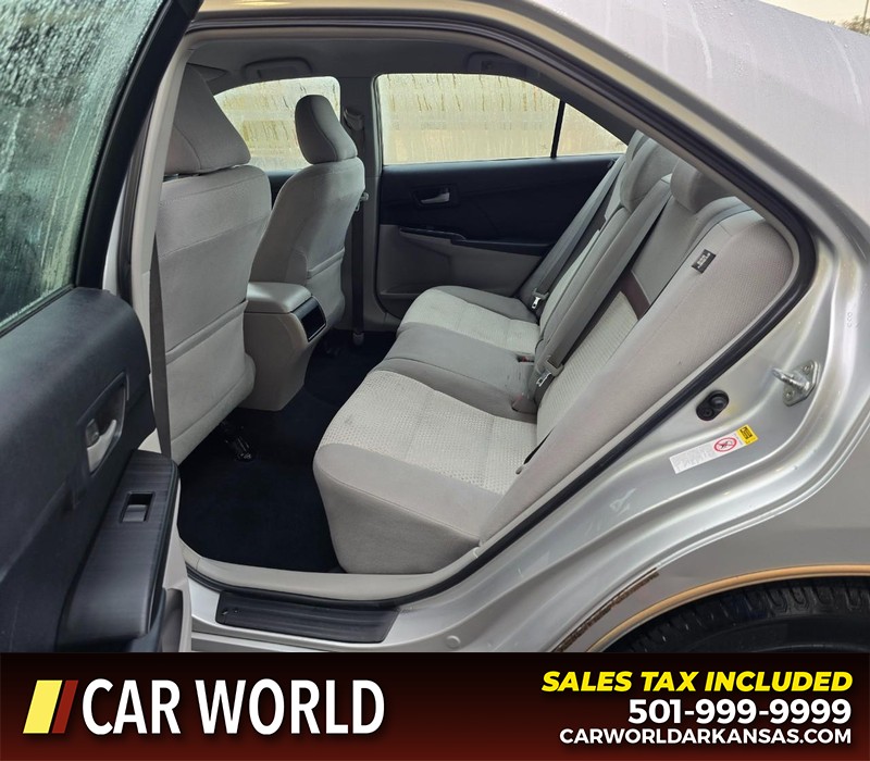 Toyota Camry Vehicle Full-screen Gallery Image 10