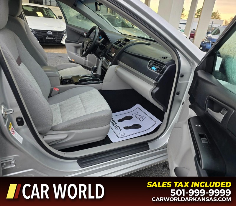 Toyota Camry Vehicle Full-screen Gallery Image 11