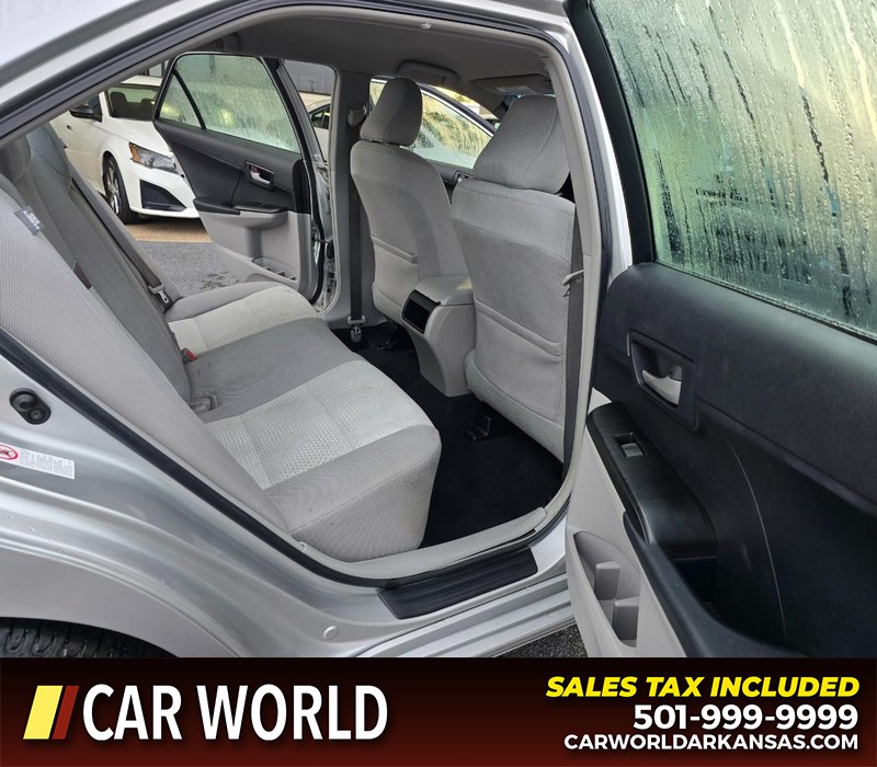 Toyota Camry Vehicle Full-screen Gallery Image 12